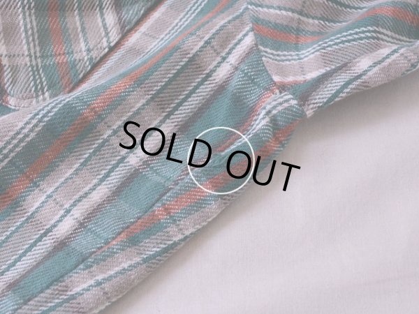 左脇腹付近に少々ダメージ。