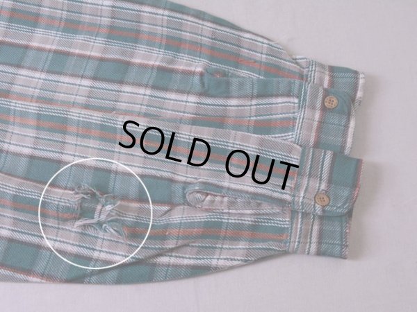 右袖に大きなダメージ。