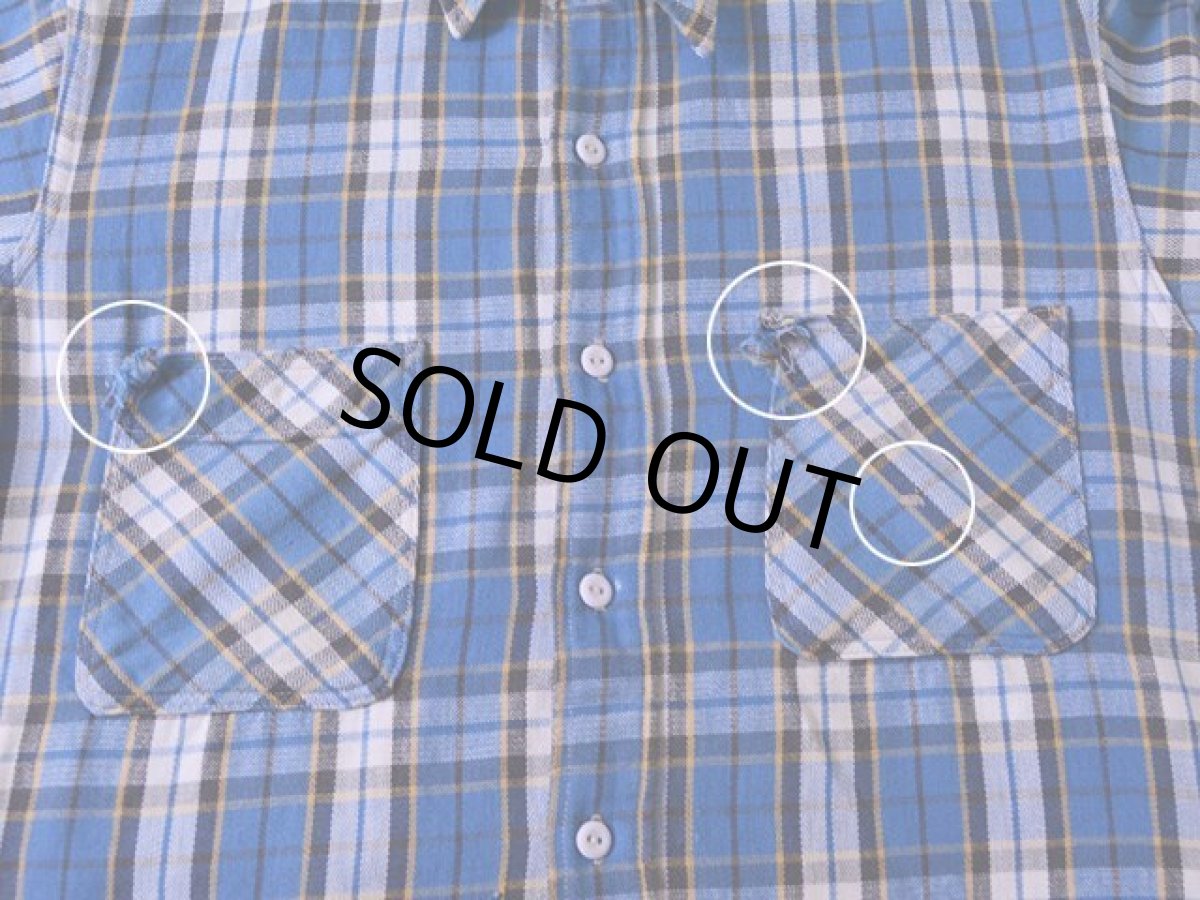 両胸ポケット付け根にホツレ・汚れ。