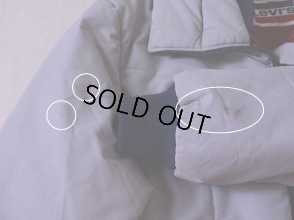 右袖付け根、左袖口に少々汚れ。