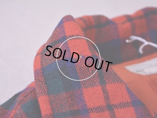 襟に小さな虫食いダメージ。