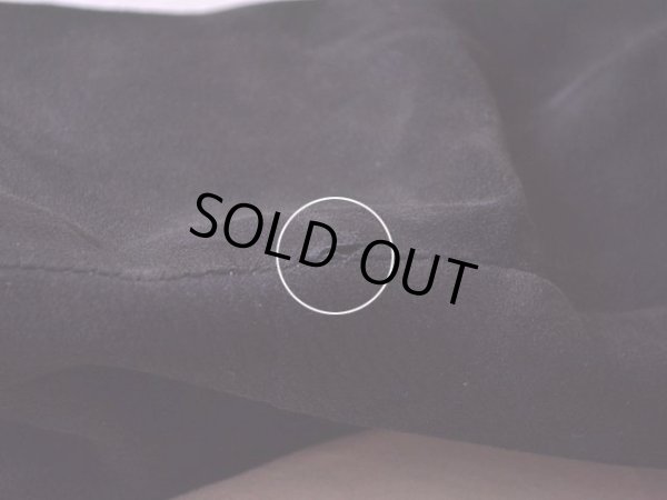 右袖肘付近に僅かなダメージ。