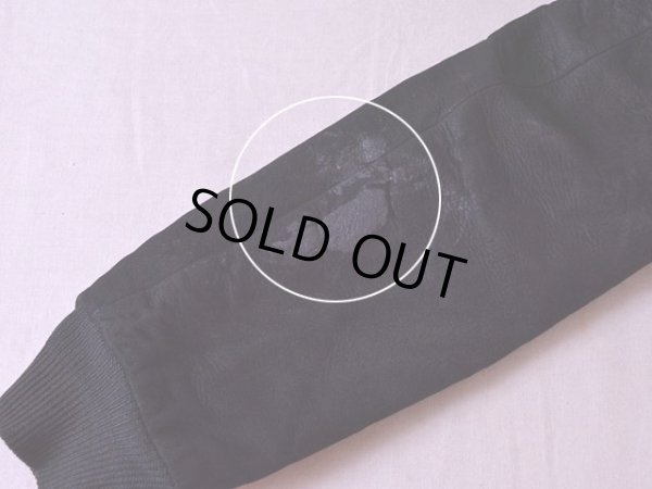 左袖に若干汚れ。