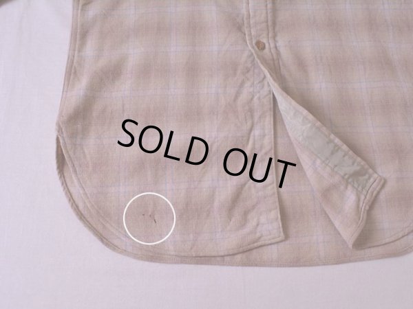 フロント裾に少々虫食い。