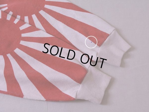 左袖口に僅かな汚れ。