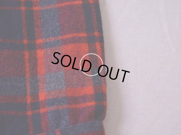 左袖口に僅かな虫食い。