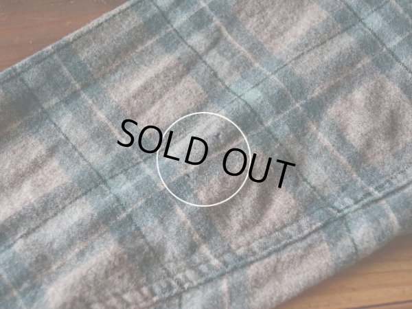 右袖に僅かな虫食い。