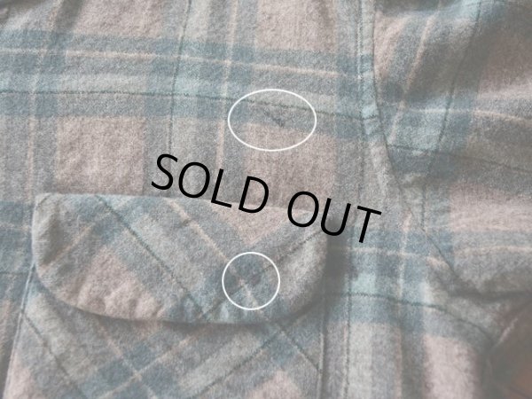 左胸ポケット付近に汚れ。