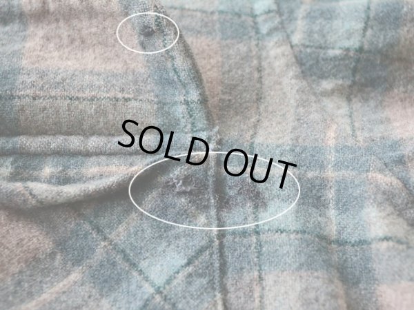 左胸ポケット付近に汚れ。