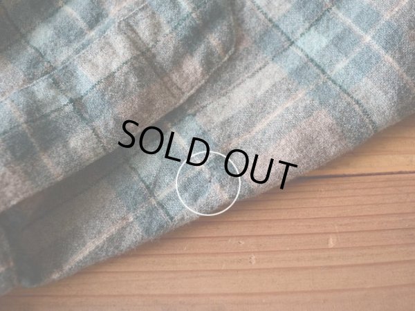 左袖口に僅かな虫食い。