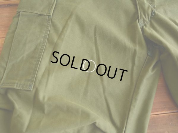 右太ももに僅かな汚れ。