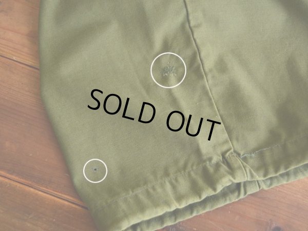 左足裾付近に僅かなリペアと僅かな穴。