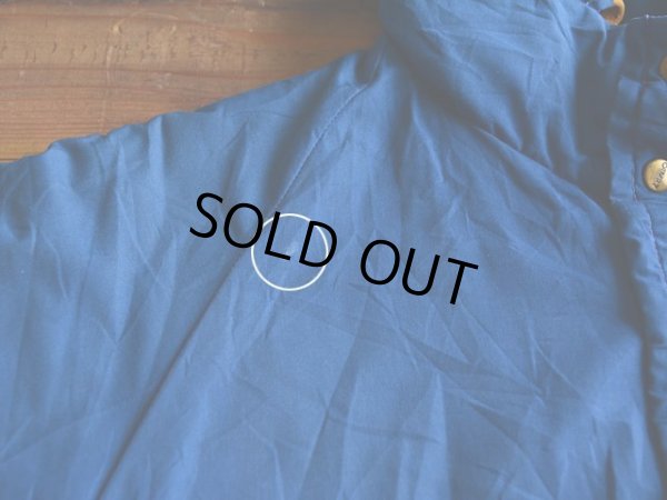 フロント右肩付近に僅かな汚れ。