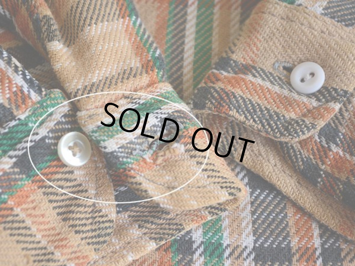 右袖カフスボタン付け替えとボタンホールにホツレ。