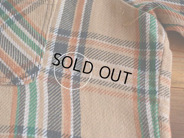 左胸ポケット横に僅かな汚れ。