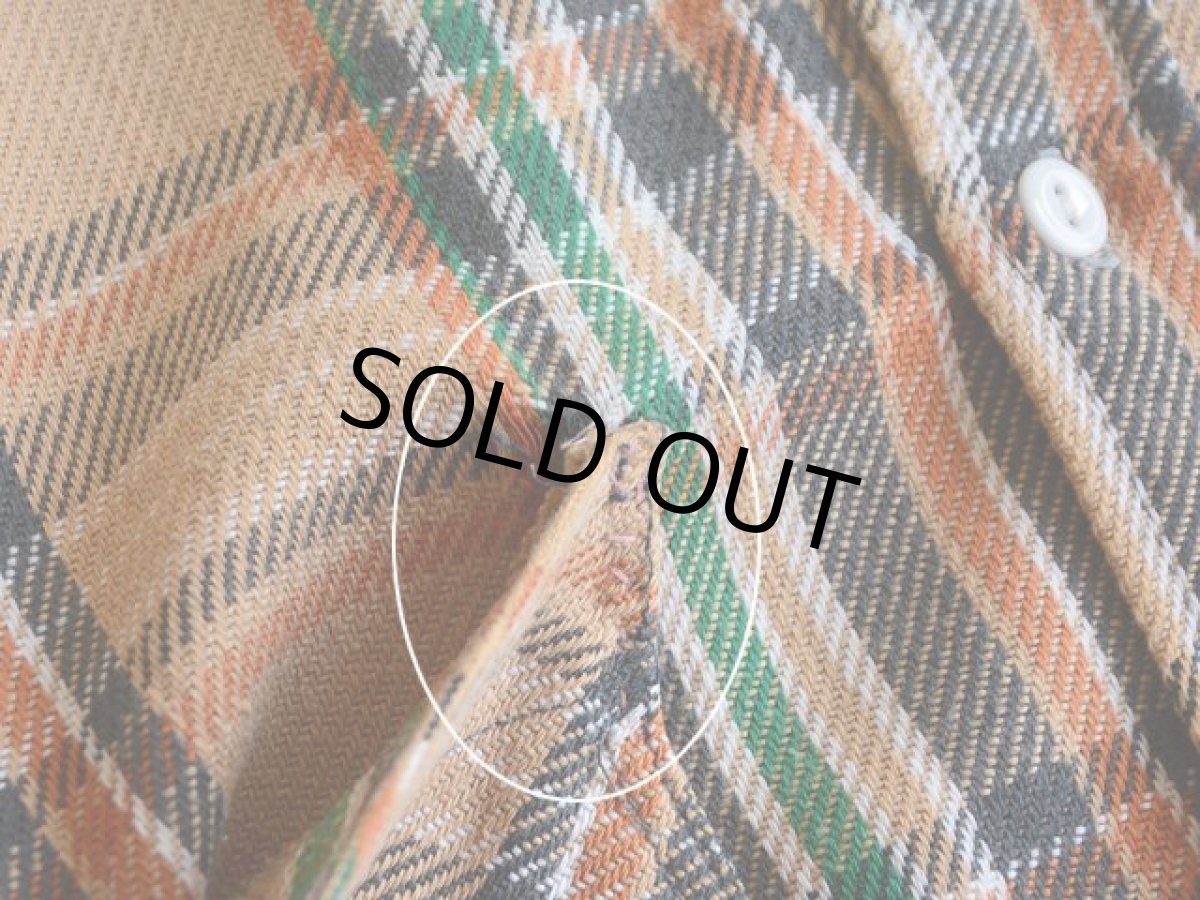 右胸ポケット付け根付近にホツレとリステッチ。