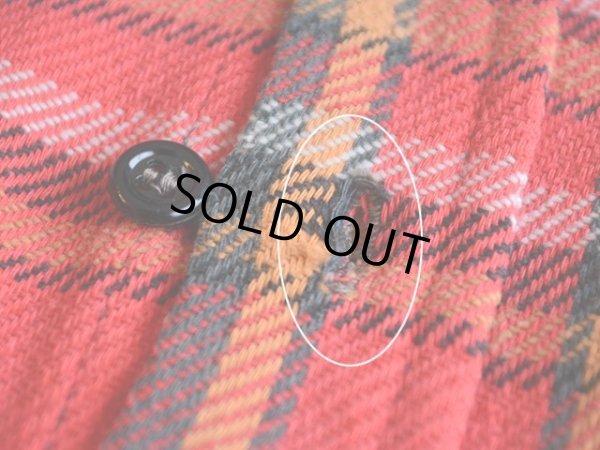 ボタンホールにホツレ。