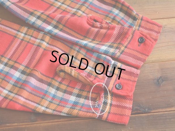 右袖カフス付け根にダメージ。