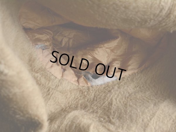 右袖付け根裏地にダメージ。