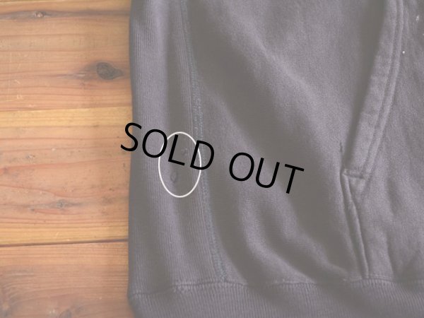 右裾サイドに2cm弱の破れ。