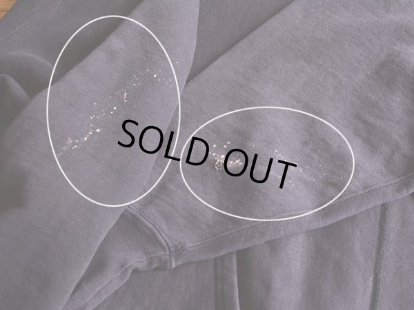 両袖に少々ブリーチ跡と左袖に小さなダメージ。