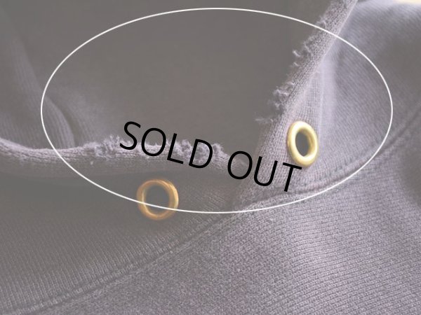 首元に少々ダメージ。