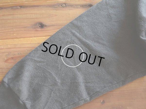 右袖に僅かな汚れ。