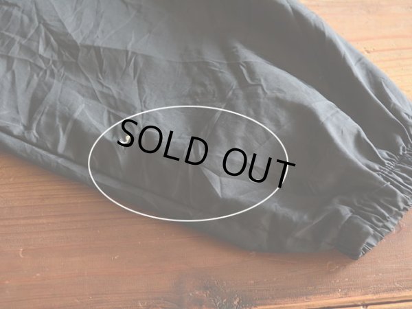 右袖に少々汚れ。