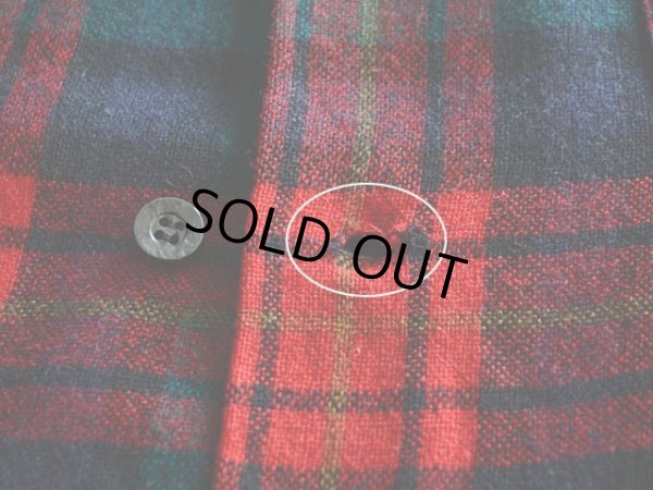 ボタンホールに少々ホツレ。