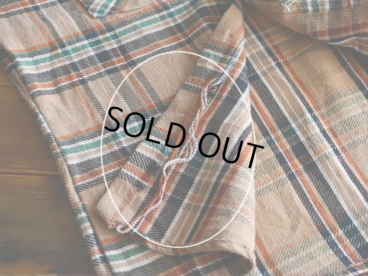 前立裾の裏側にダメージ。