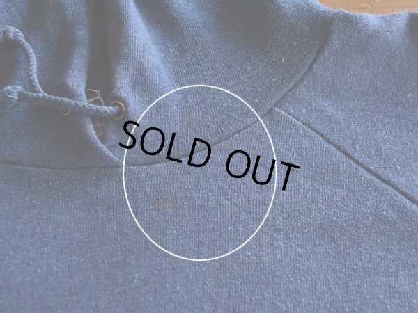 首元に薄ら汚れ。