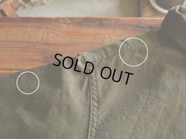 右肩付近に少々虫食いダメージ。