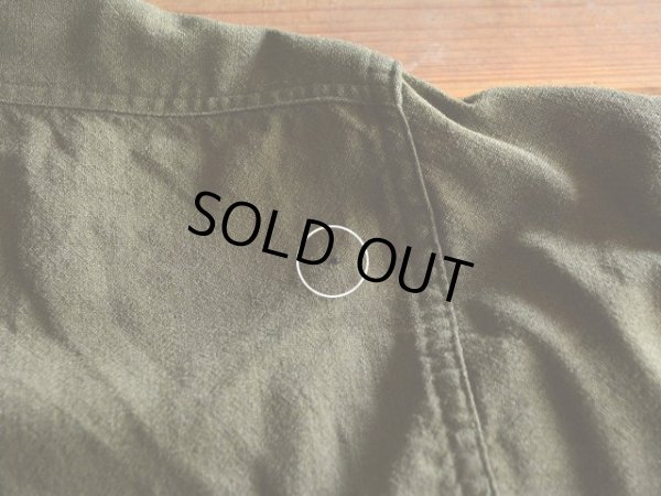 右後ろ肩付近に僅かな虫食い。