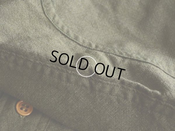 右肘に僅かな虫食い。