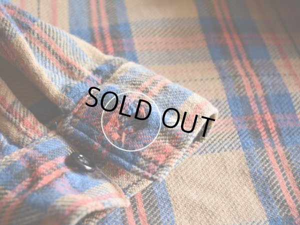 カフスボタンホールに少々ホツレ。