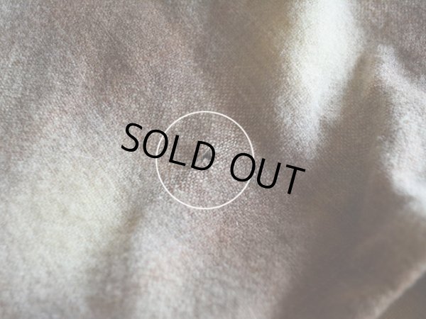 左袖付け根に小さな虫食い。