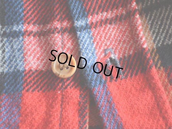 ボタンホールに少々ホツレ。