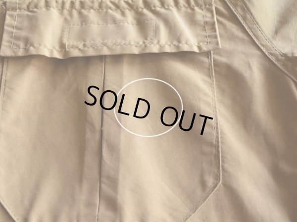 左胸ポケットに薄らシミ。