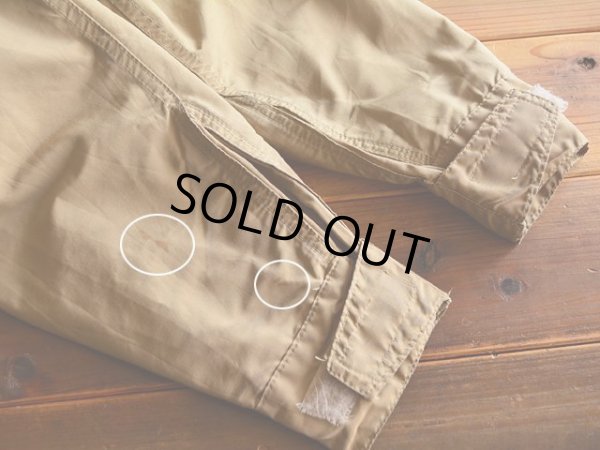 袖口に少々汚れ。