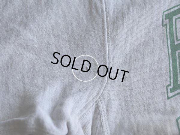 右袖付け根に僅かなダメージ。