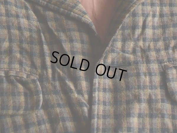 第一ボタン欠損。