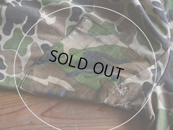 右袖付け根付近にリペア跡。