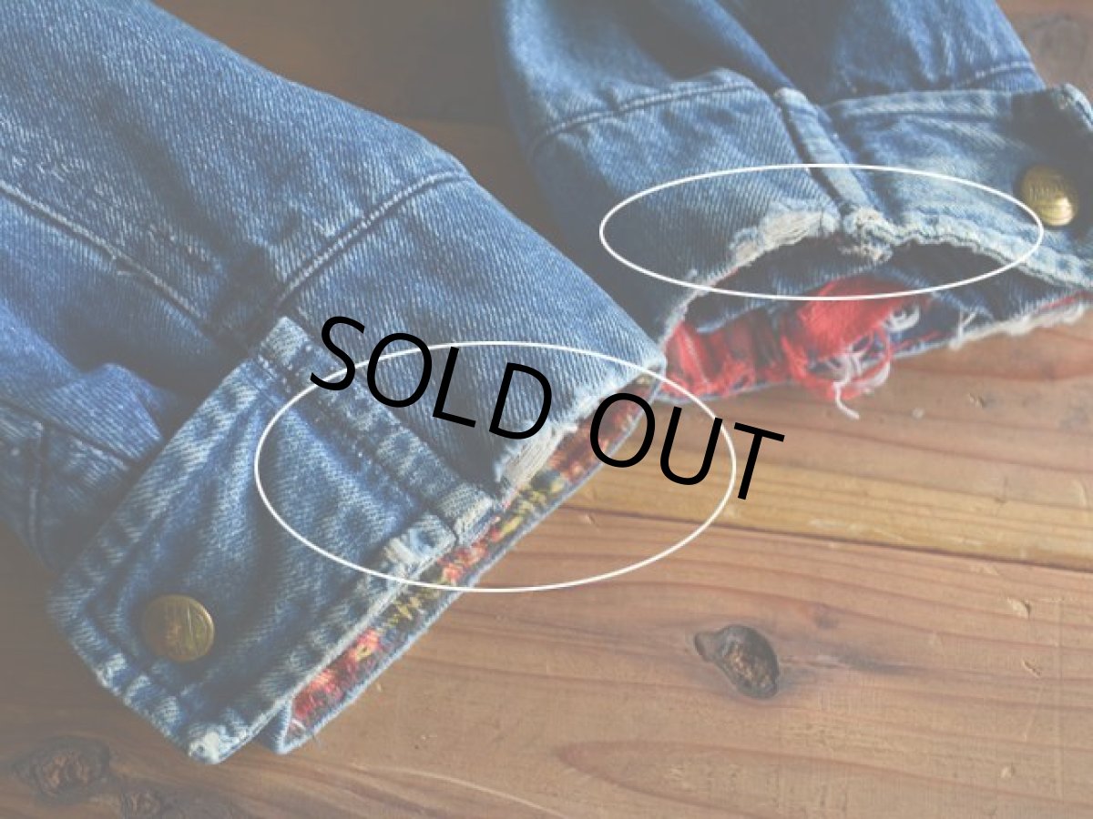 両袖口に少々ホツレ。