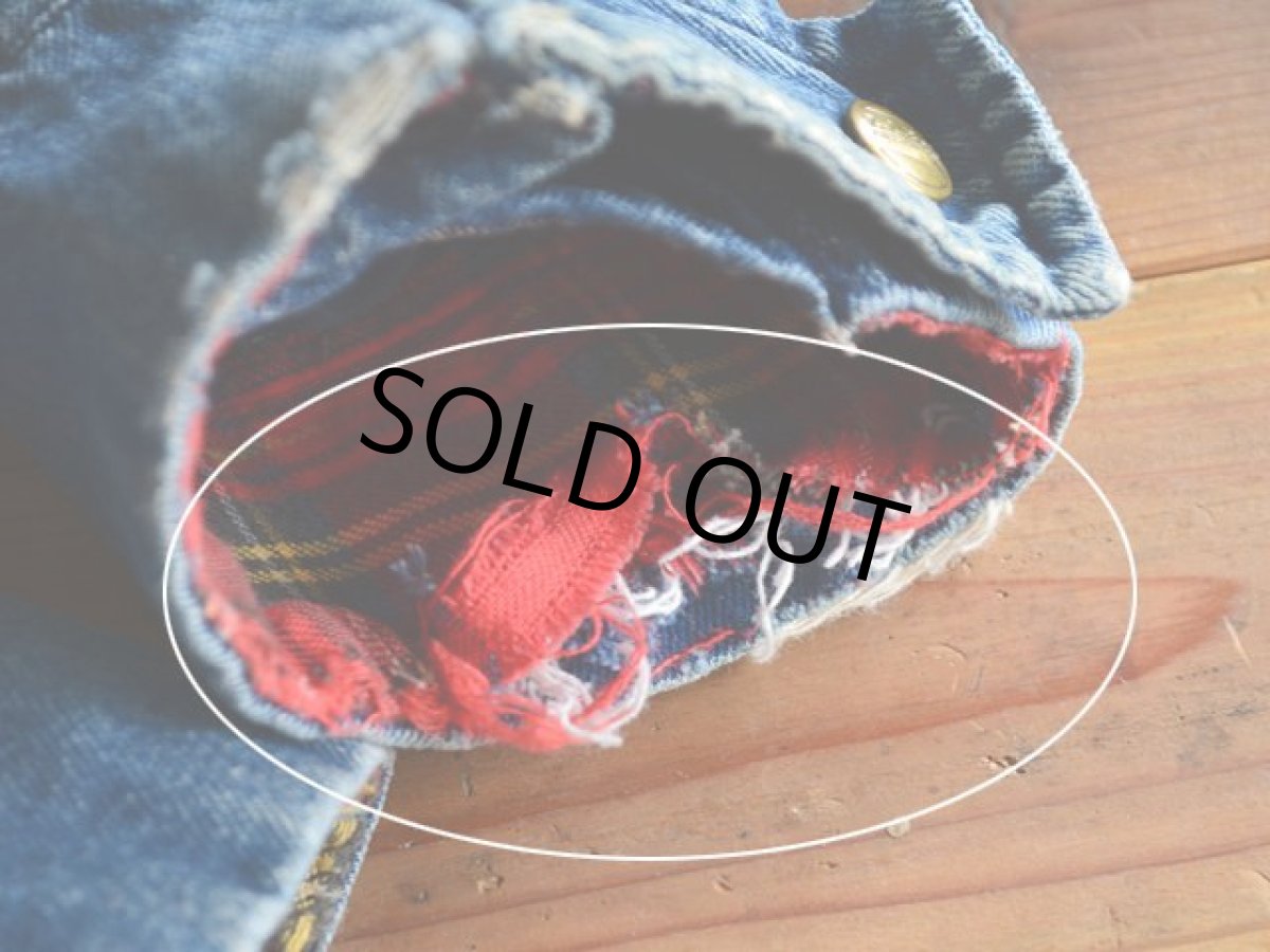 左袖口裏地にダメージ。