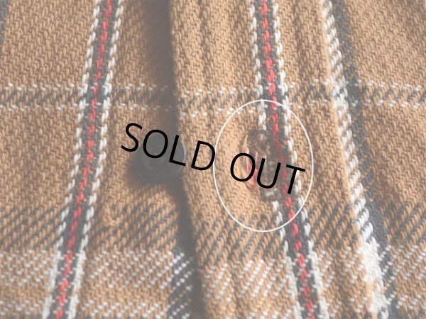 フロントボタンホールに少々ホツレ。