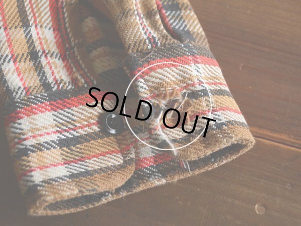 右袖カフスボタンホールにダメージ。