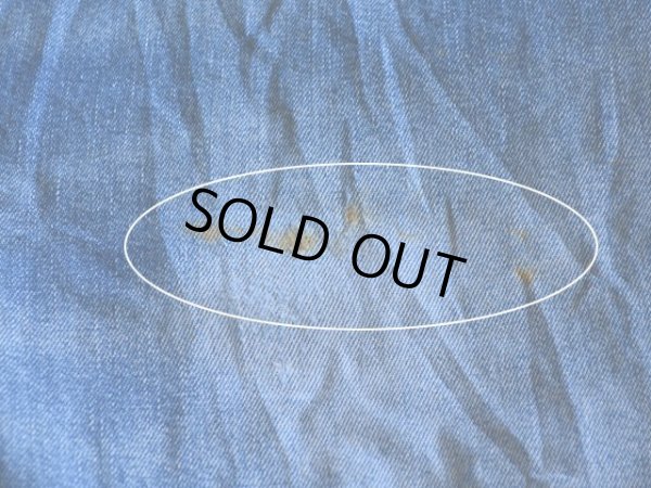 左太もも付近に少々汚れとホツレ。