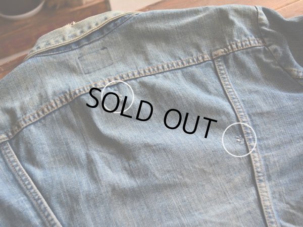 背中に僅かな傷。