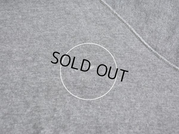 左胸に僅かな色落ちのようなもの。