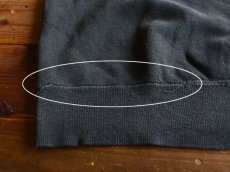 裾リブ付け根にステッチ抜け。